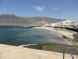 Photo de Piscina natural Caleta de Famara Beach zone des équipements