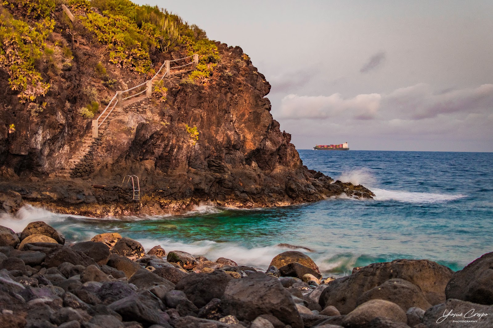 Foto di Cala Martin Luis con una superficie del sabbia bianca e rocce