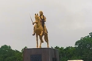 Keladi Rani Channamma Statue image