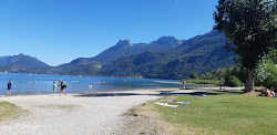 Plage de Doussard'in fotoğrafı düz bir kıyı şeridi ile birlikte