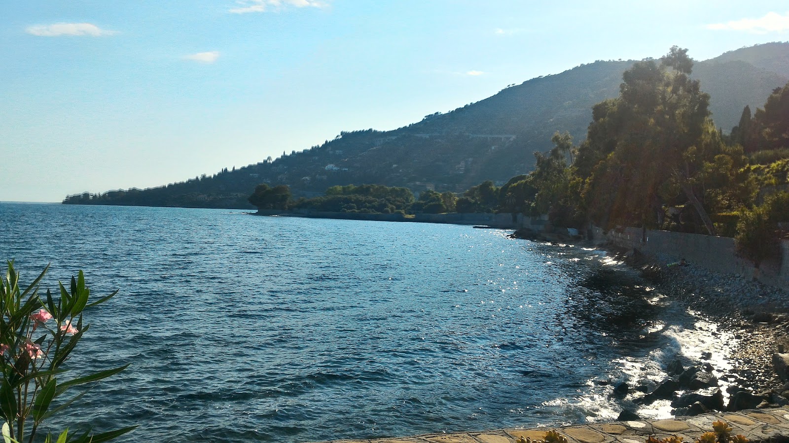 Foto de Dellapietra Beach con terreno rocoso superficie