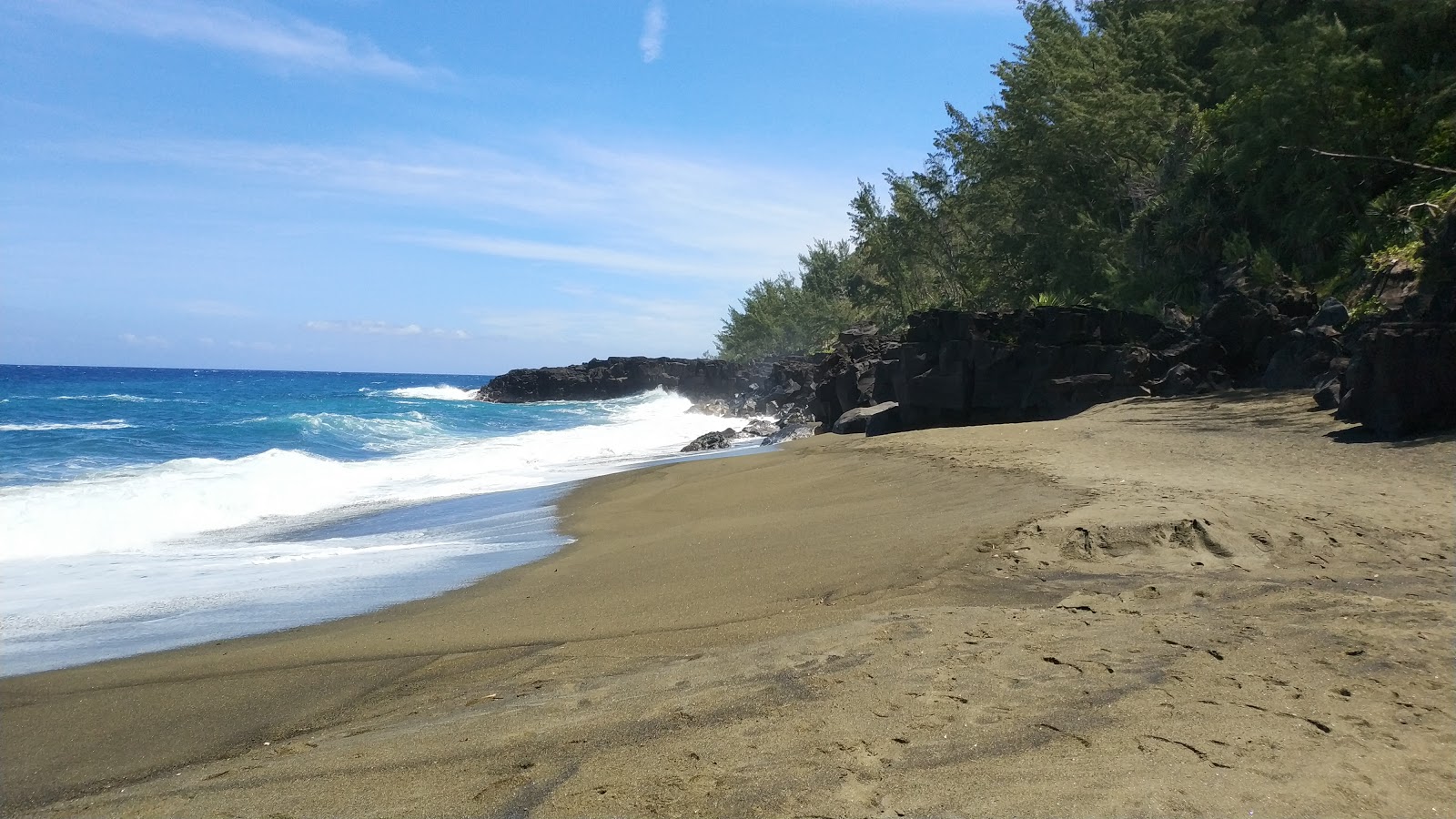 Foto av Green Beach med svart sand yta