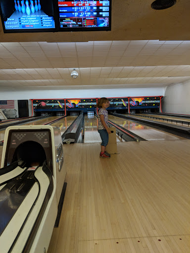 Sports Bar «Hometown Lanes & Sports Bar», reviews and photos, 209 W Main St, Plano, IL 60545, USA