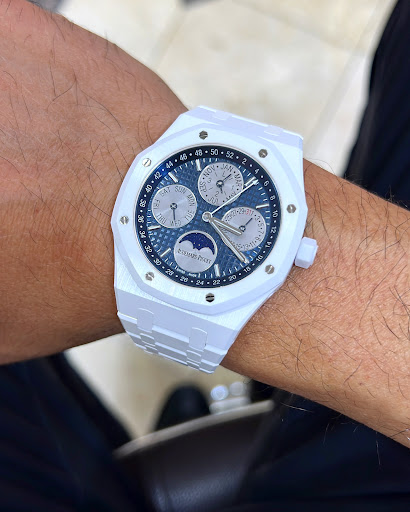 Watch Store «Diamond Club Jewelry Store Miami, Used Rolex Watches Miami», reviews and photos, 36 NE 1st St #154, Miami, FL 33132, USA