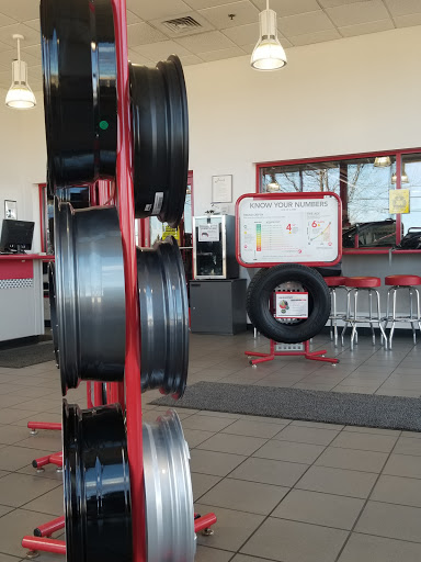 Tire Shop «Discount Tire Store - Carpentersville, IL», reviews and photos, 2142 Randall Rd, Carpentersville, IL 60110, USA