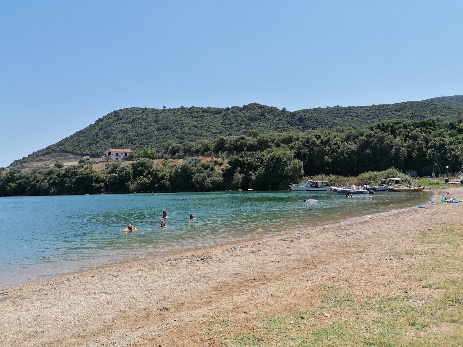 Foto av Loutraki Beach med beige sand och småsten yta