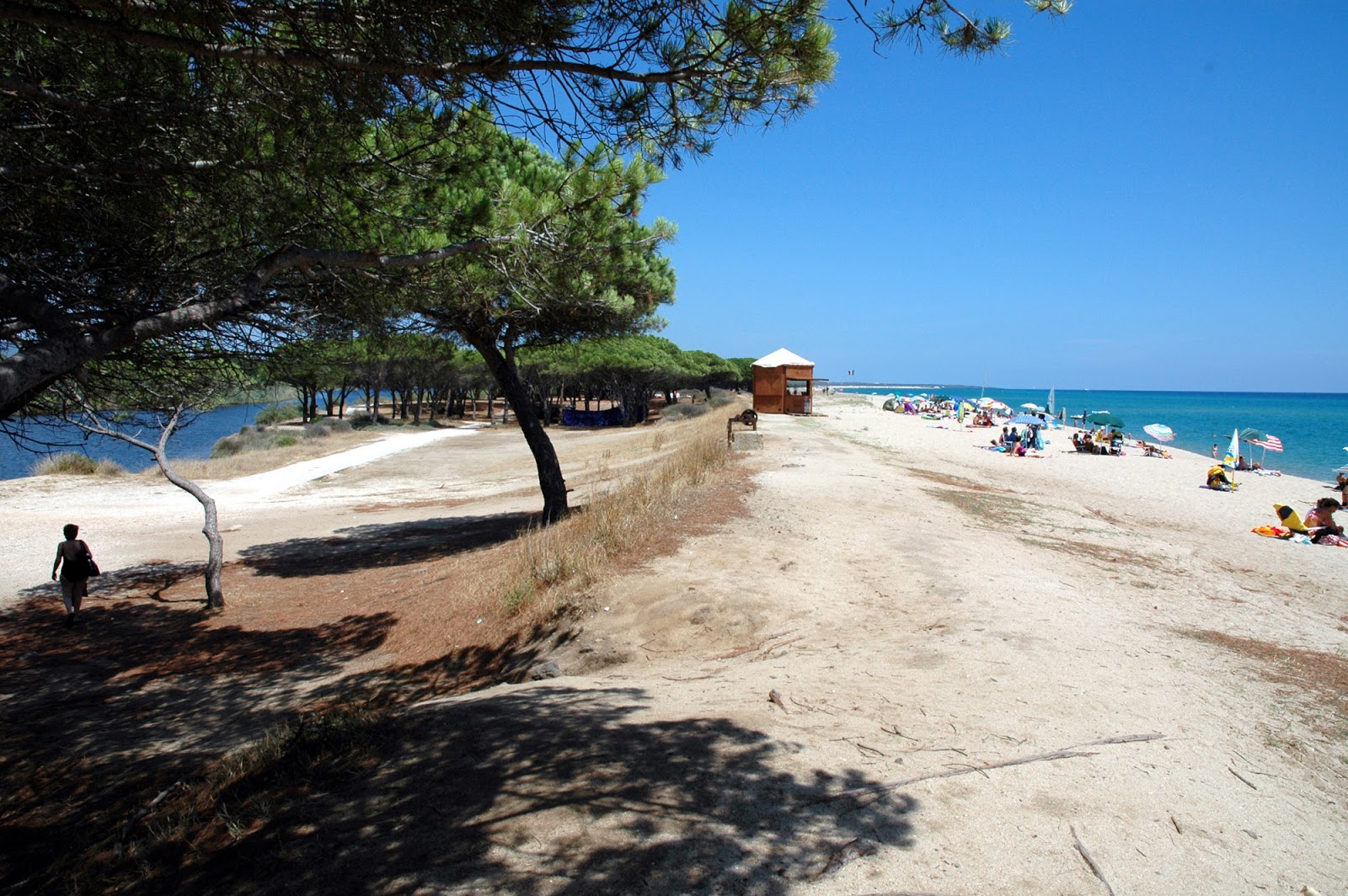 Fotografie cu Spiaggia Su Barone și așezarea