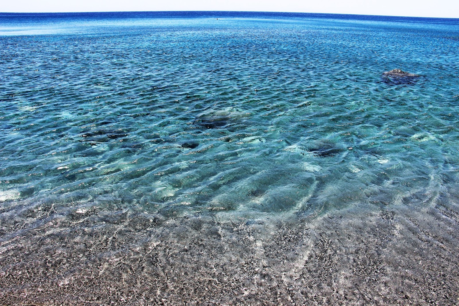 Paralia Mouros'in fotoğrafı uçurumlarla desteklenmiş