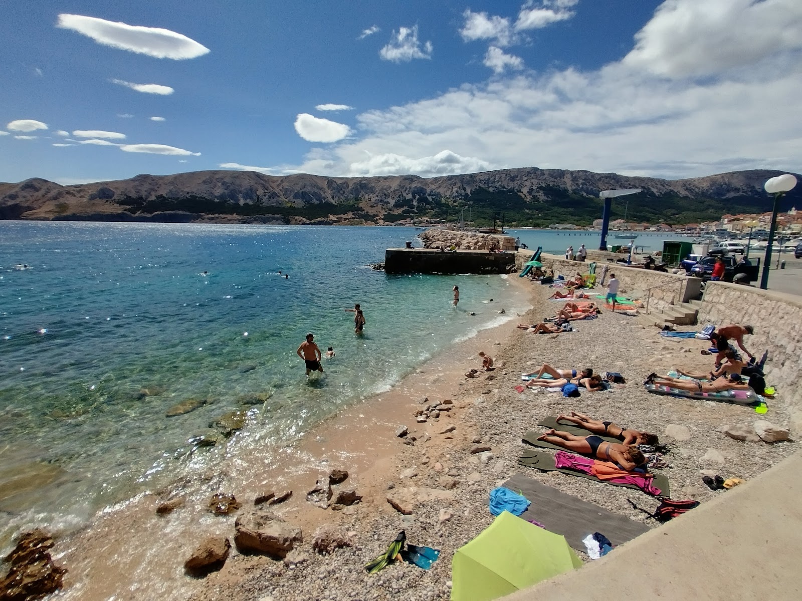 Foto von Beach Helena mit beiger kiesel Oberfläche