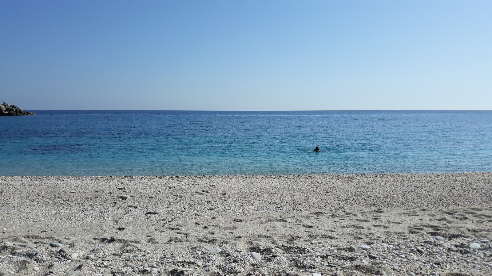 Foto von Agios Ioannis beach und seine wunderschöne Landschaft