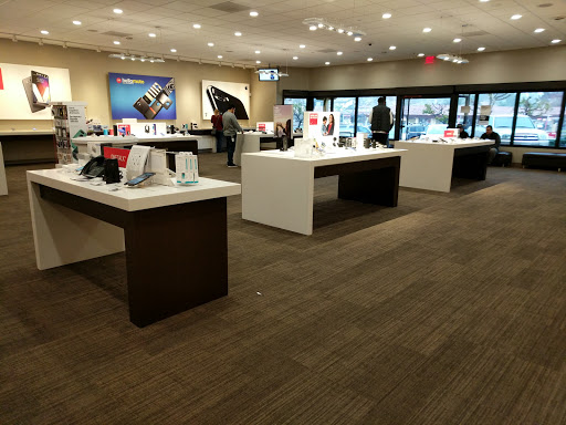Cell Phone Store «Verizon», reviews and photos, 258 N El Camino Real a, Encinitas, CA 92024, USA