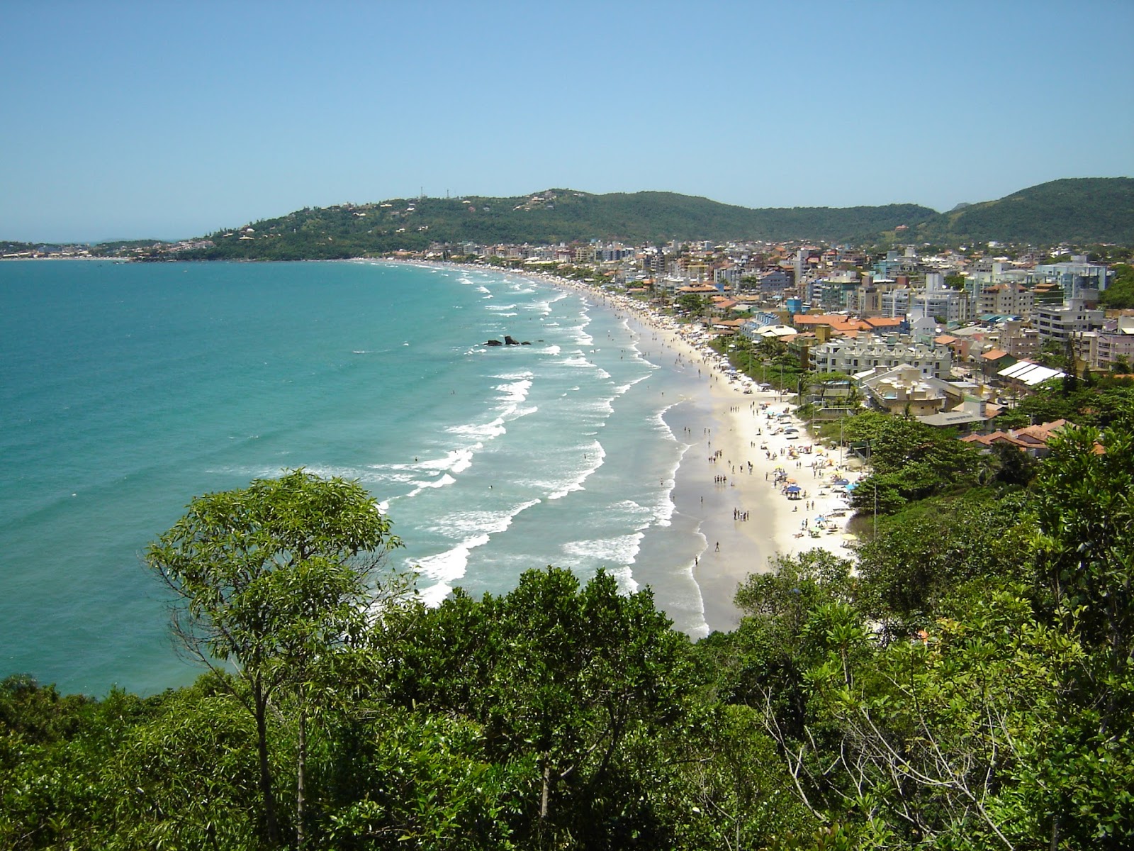 Φωτογραφία του Praia de Bombas με καθαρό νερό επιφάνεια