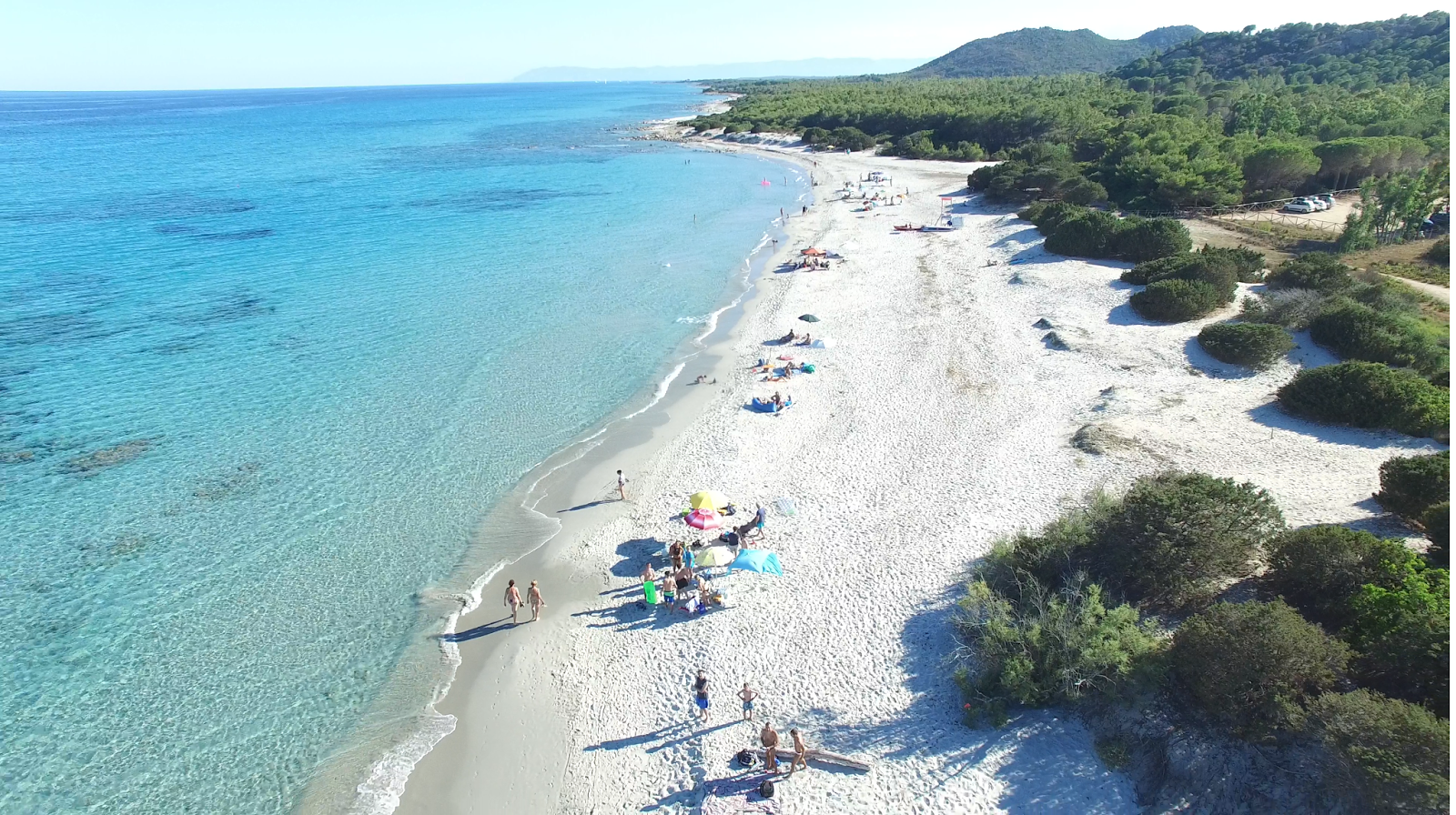 Valokuva Spiaggia Pedra Marchesaista. pinnalla sininen puhdas vesi:n kanssa