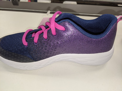 Shoe Store «SKECHERS Factory Outlet», reviews and photos, 3030 E 9th St, Oakland, CA 94601, USA