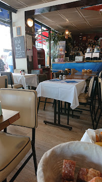 Atmosphère du Restaurant français Le Petit Navire à Saint-Ouen-sur-Seine - n°2