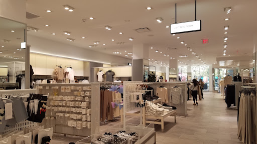 Clothing Store «H&M», reviews and photos, 214 Crocker Park Blvd, Cleveland, OH 44145, USA