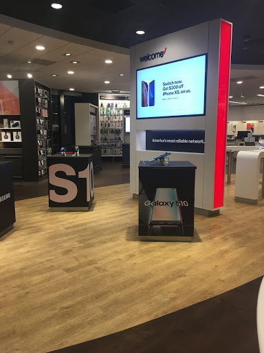 Cell Phone Store «Verizon», reviews and photos, 8461 S Yosemite St Ste 101, Lone Tree, CO 80124, USA