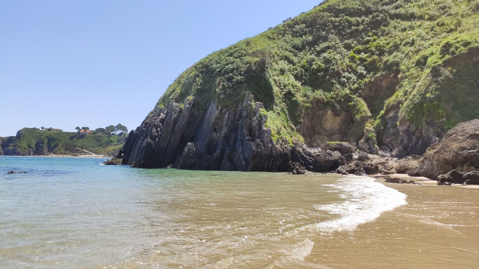 Foto de Playa Aramal con cala pequeña