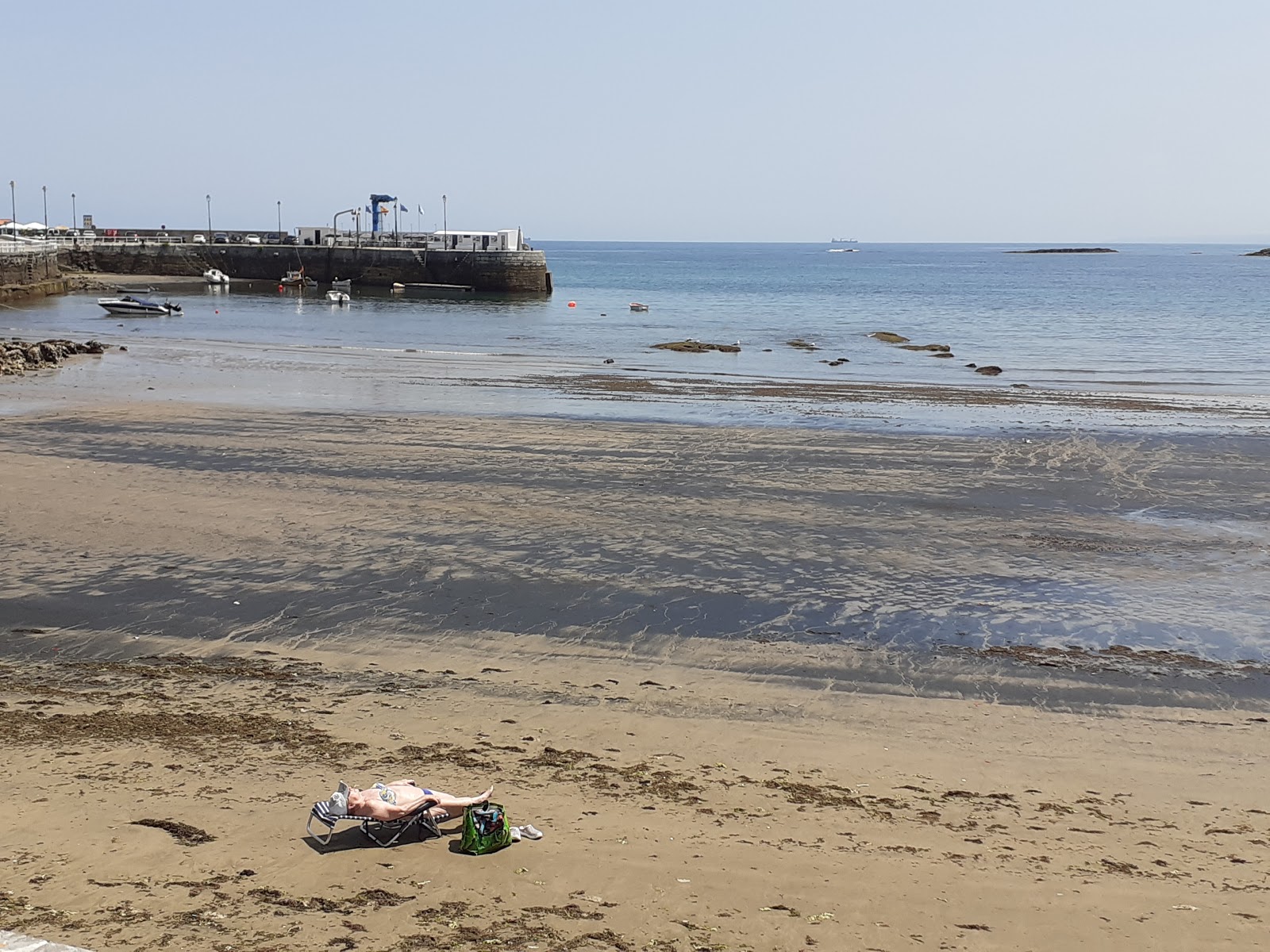 Foto di Playa de la Ribera con parzialmente pulito livello di pulizia