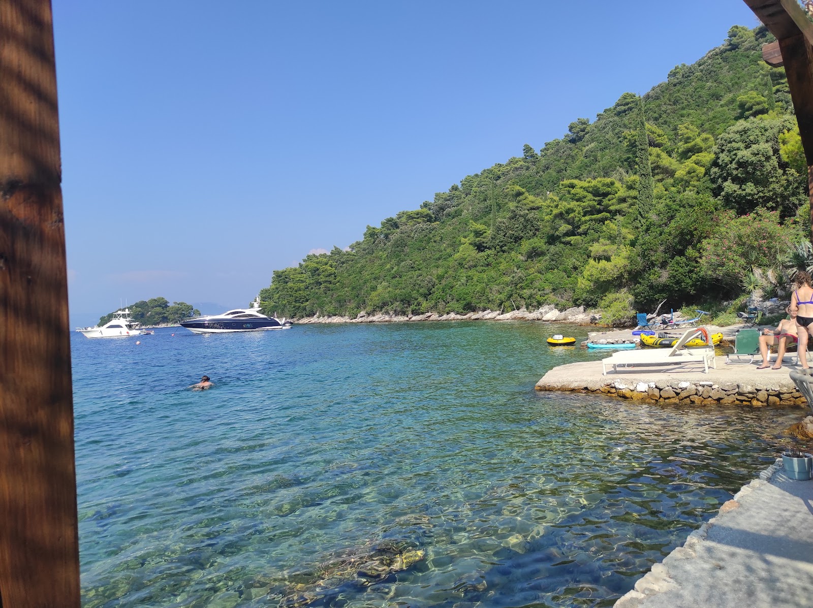 Prozurska Luka Beach'in fotoğrafı uçurumlarla desteklenmiş