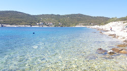 Komarca beach'in fotoğrafı uçurumlarla desteklenmiş