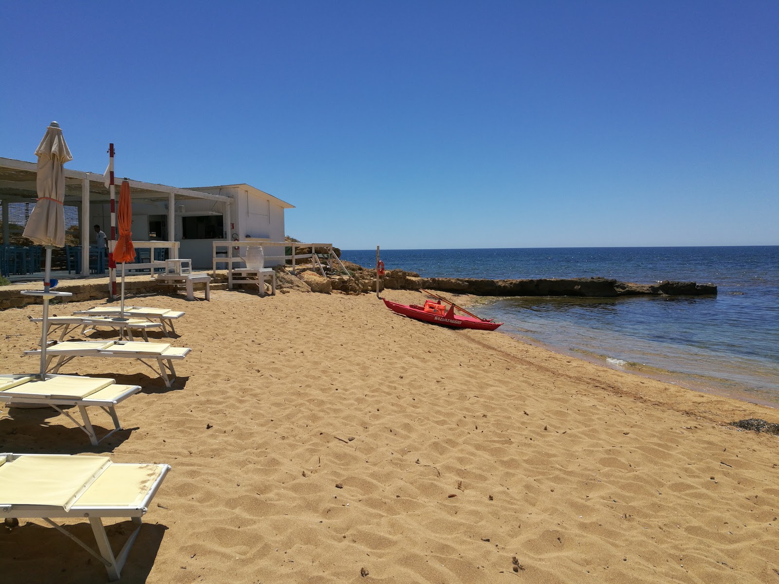 Foto di Lido Costanza con una superficie del sabbia beige