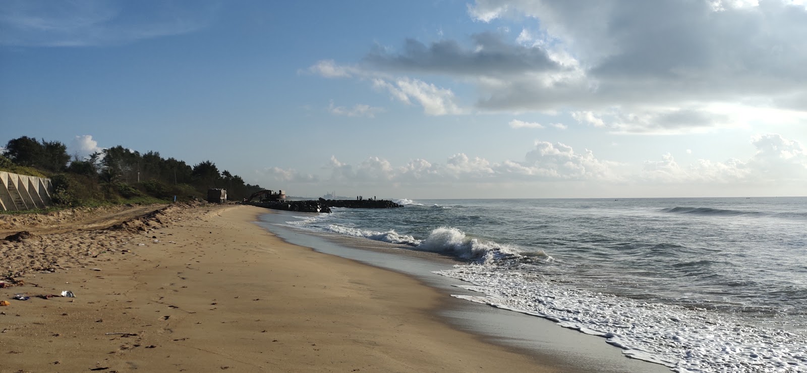 Fotografija Kalpakkam Beach z dolga ravna obala