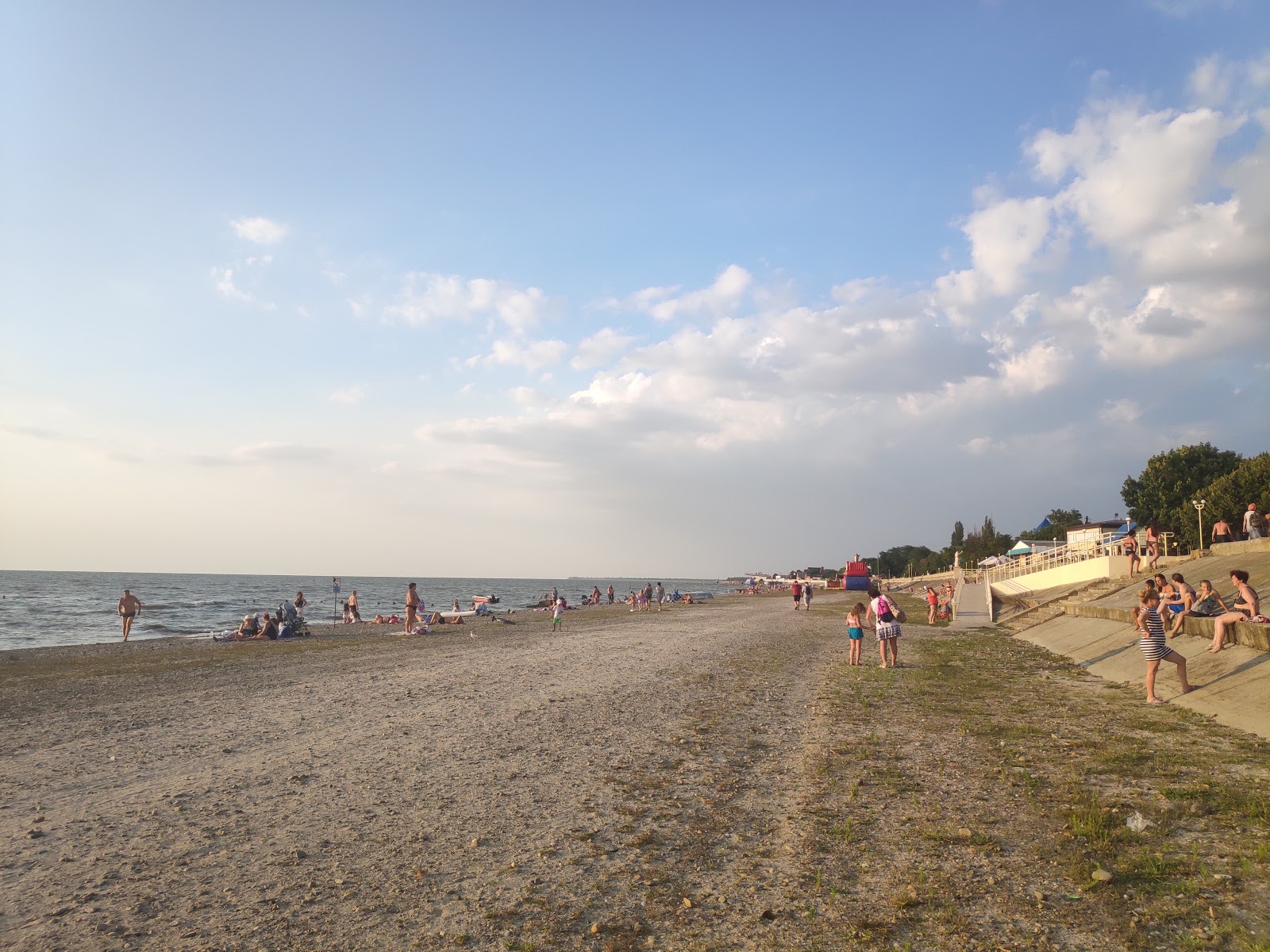 Foto de Primorsko-Ahtarsk Plyazh - lugar popular entre os apreciadores de relaxamento