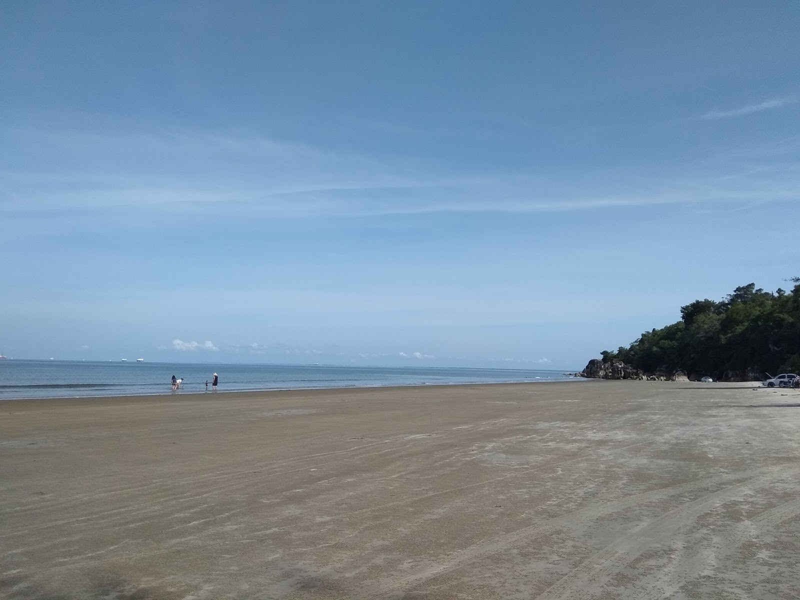 Foto av Merintaman Sipitang Beach med blått vatten yta