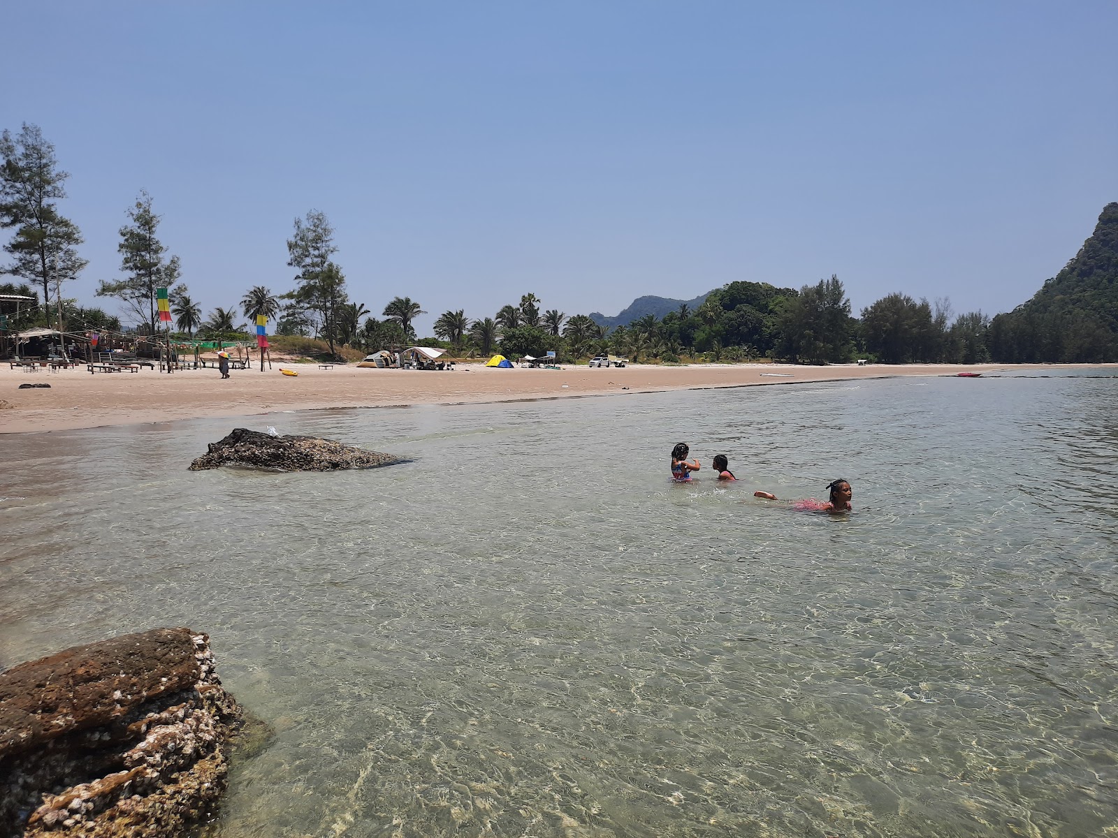 Foto von Thung Yang Beach von Klippen umgeben