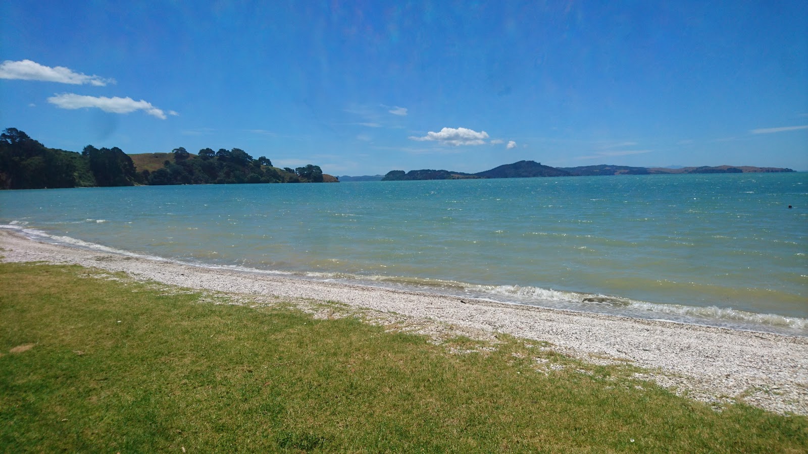 Foto di Kawakawa Bay con una superficie del piccoli ciottoli beige