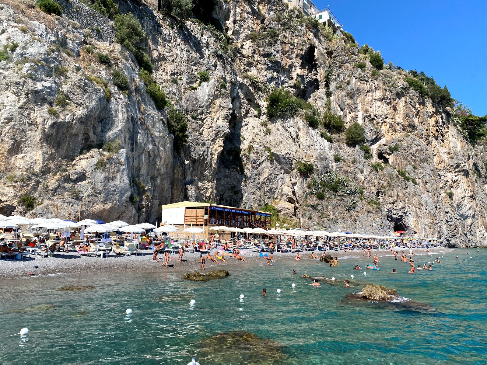 Il Duoglio Spiaggia'in fotoğrafı mavi saf su yüzey ile