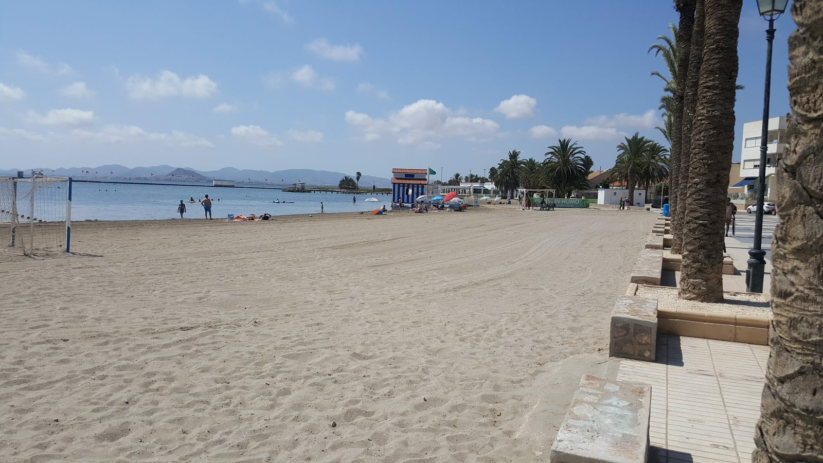Foto de Playa de la Concha con agua azul superficie