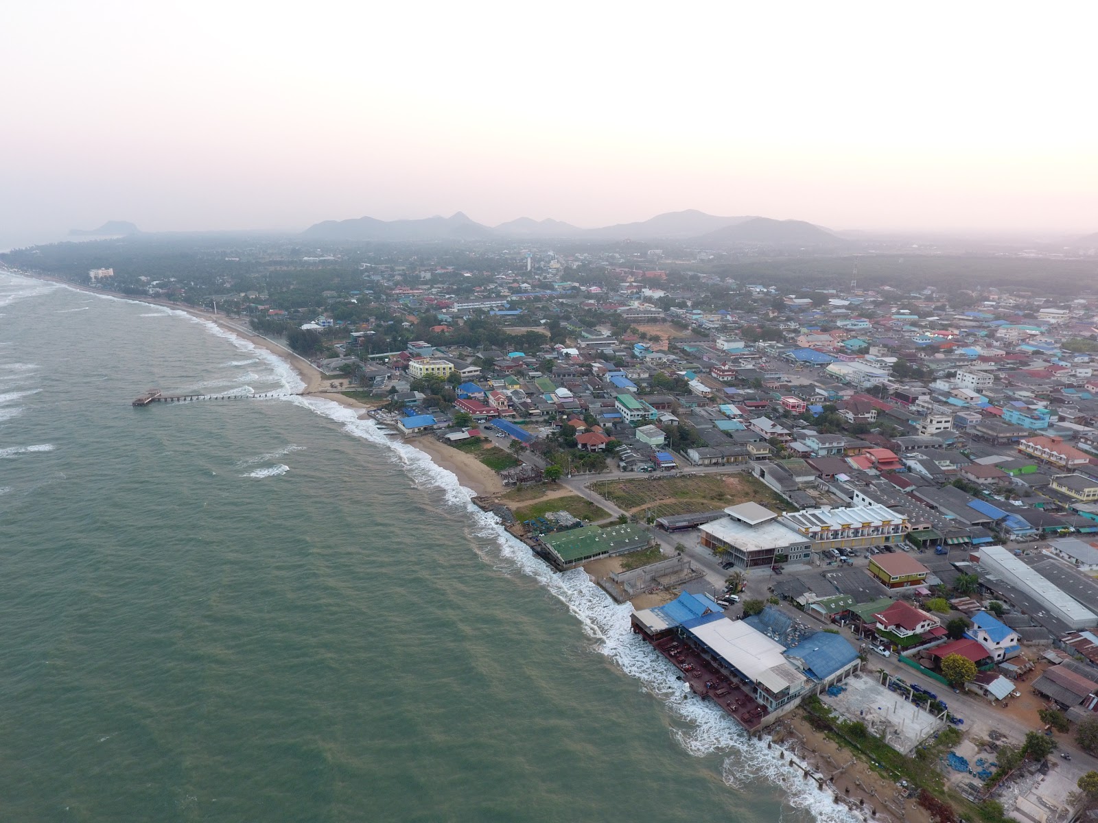 Foto av Pranburi Beach och bosättningen