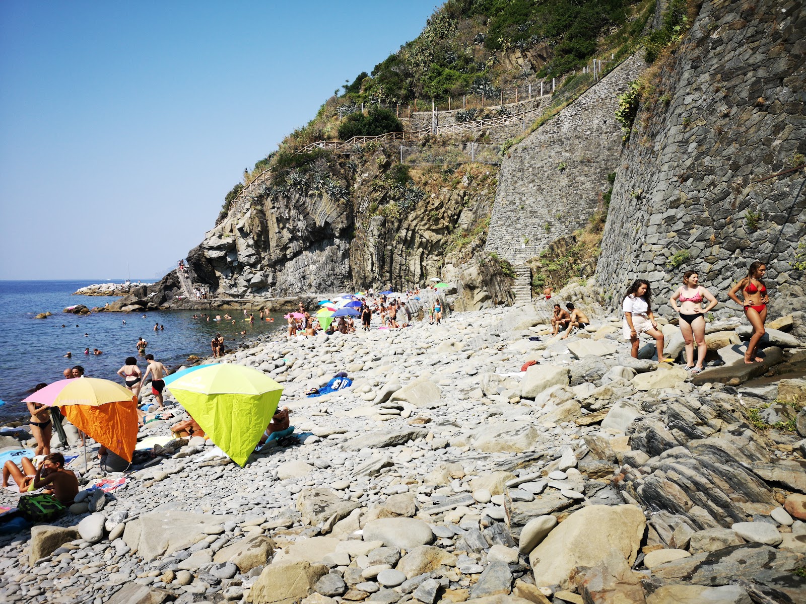 Foto von Strand von Riomaggiore befindet sich in natürlicher umgebung