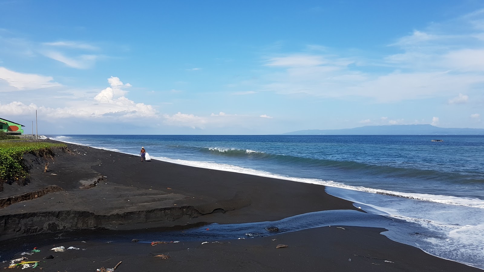 Foto de Jumpai Beach com areia preta superfície