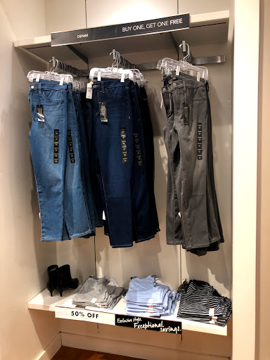 Clothing Store «Banana Republic Factory Store», reviews and photos, 407 N Alafaya Trail, Orlando, FL 32828, USA