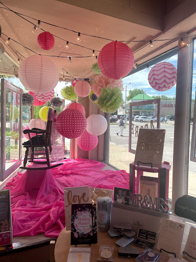 Paper Trails of Rocky River, 19146 Detroit Ave, Rocky River, OH 44116, USA, 