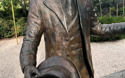Statue de Carlos Gardel image
