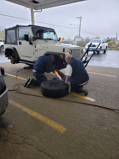 Tire Shop «Les Schwab Tire Center», reviews and photos, 1710 Monmouth St, Independence, OR 97351, USA