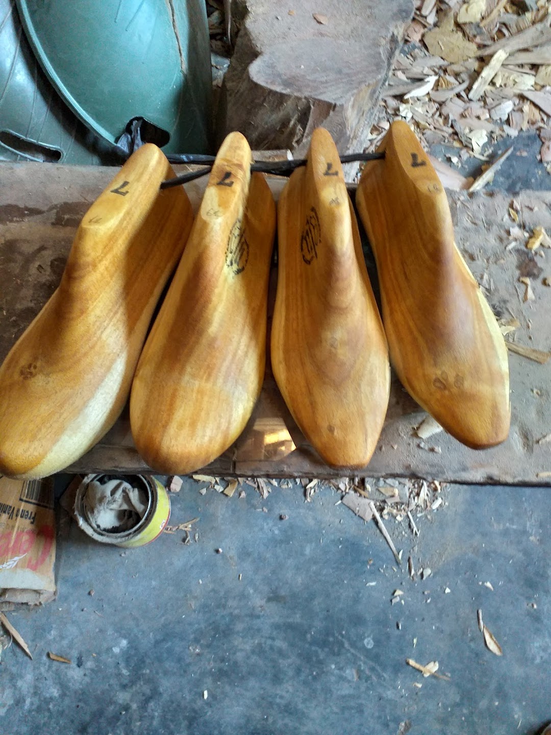 Ade sugiatna pengrajin list kayu sepatu sandal