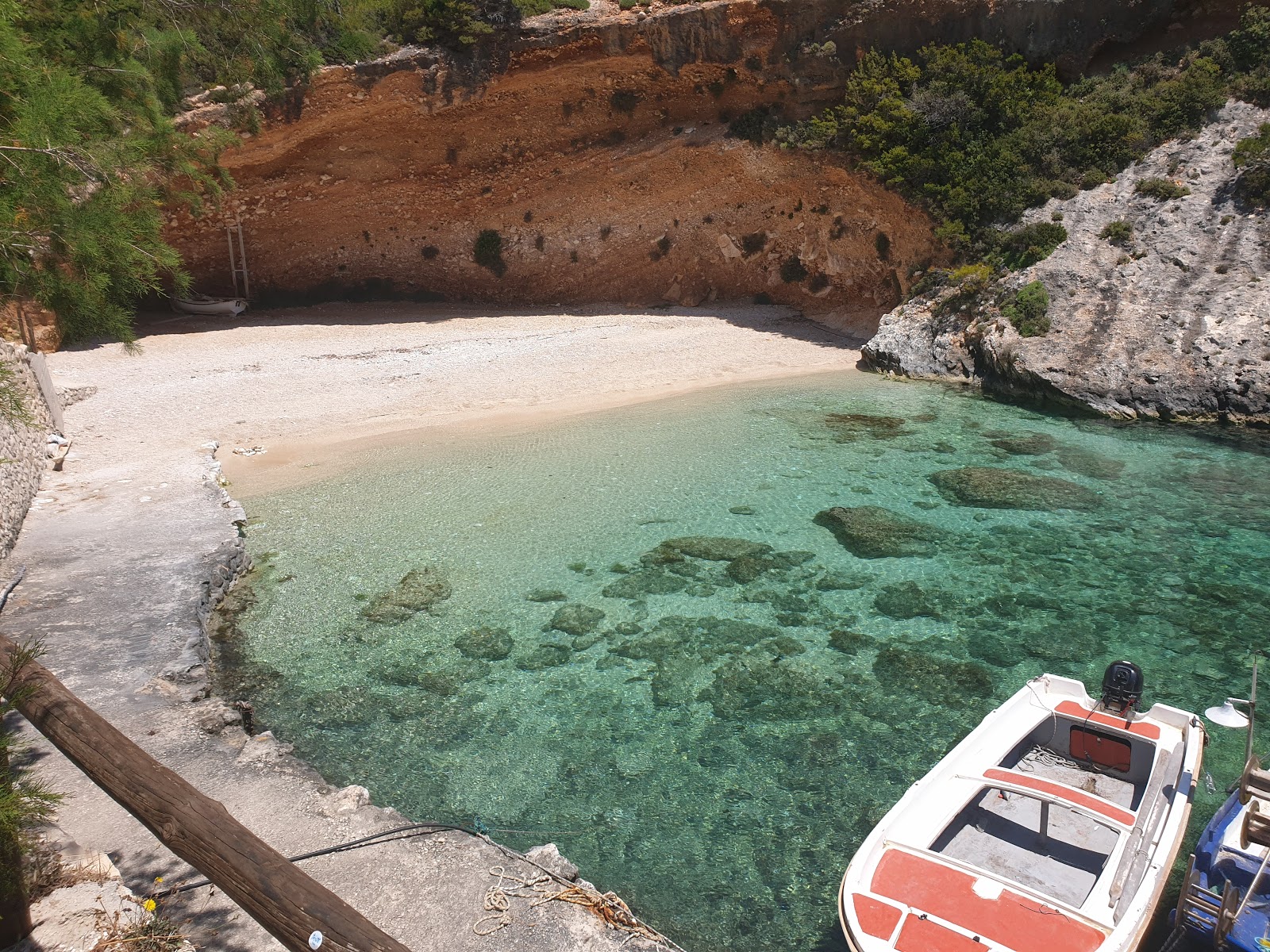 Foto de Porto Vromi Beach II com água cristalina superfície