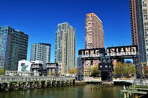 Gantry Plaza State Park image