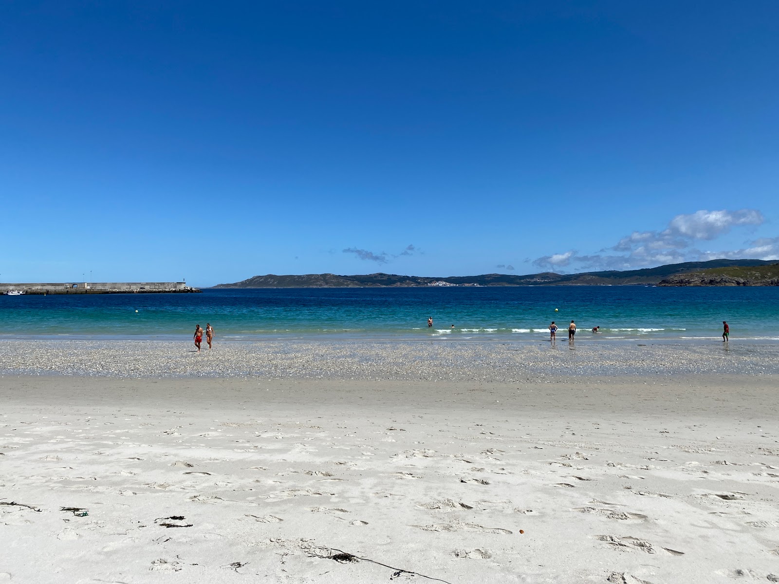 Fotografie cu Plaja Laxe cu o suprafață de apă pură albastră