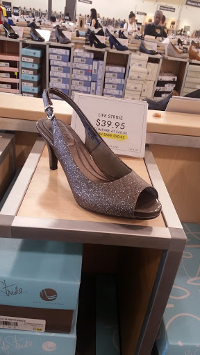 Shoe Store «DSW Designer Shoe Warehouse», reviews and photos, 520 E Waterfront Dr, Homestead, PA 15120, USA