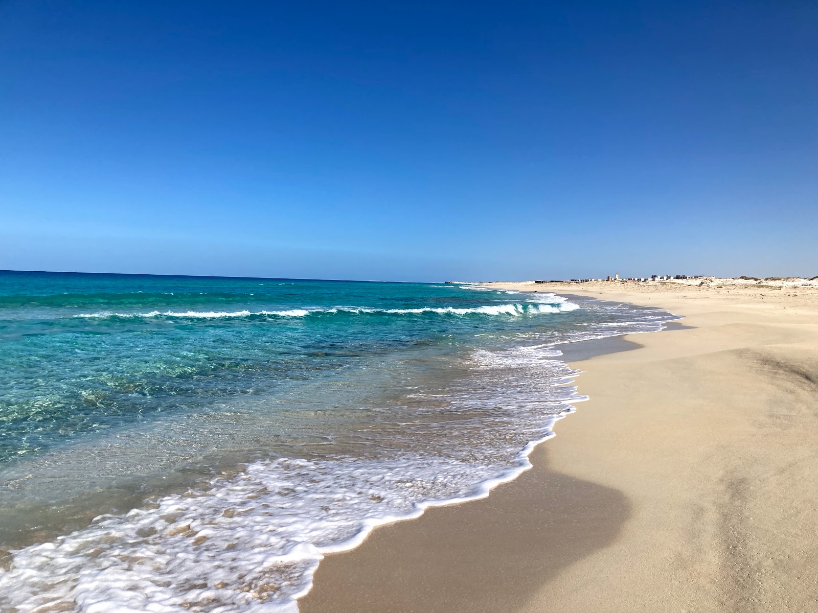 Fotografija Golgota Beach z svetel pesek površino