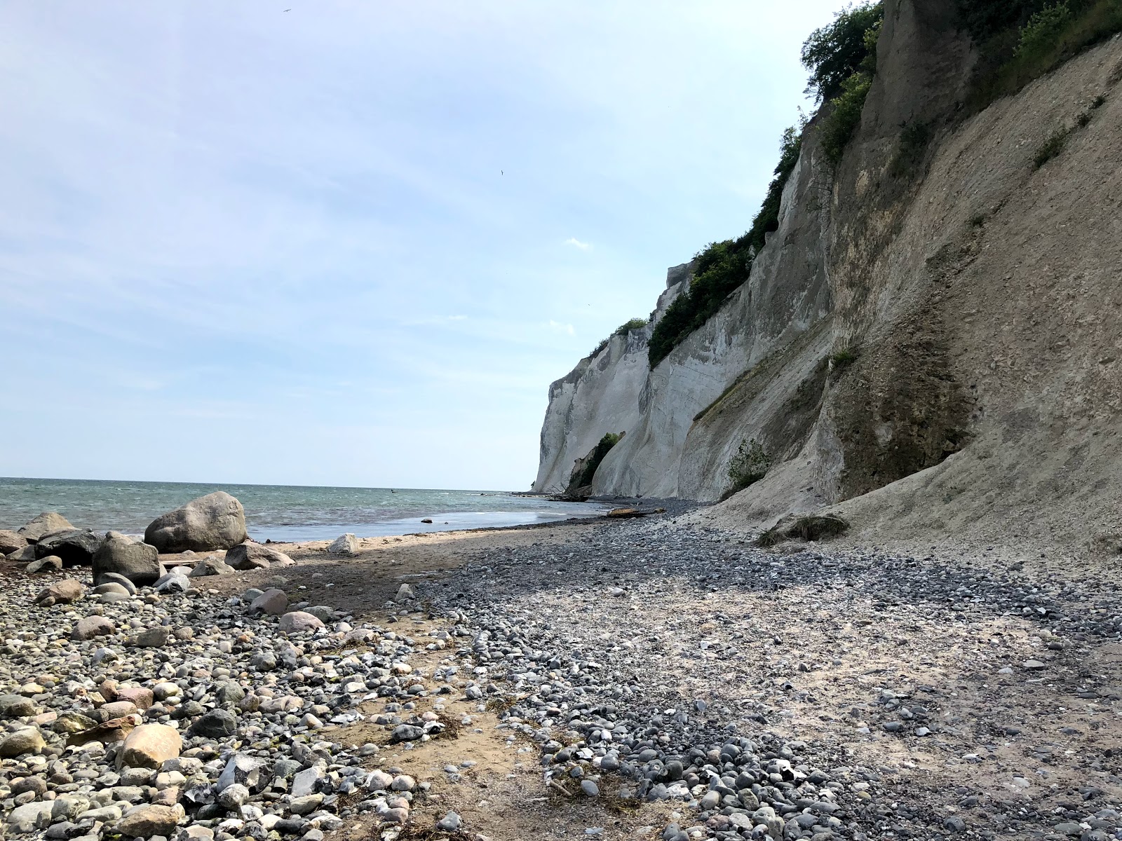 Foto av Stranden Mons Klint Beach med lätt sten yta