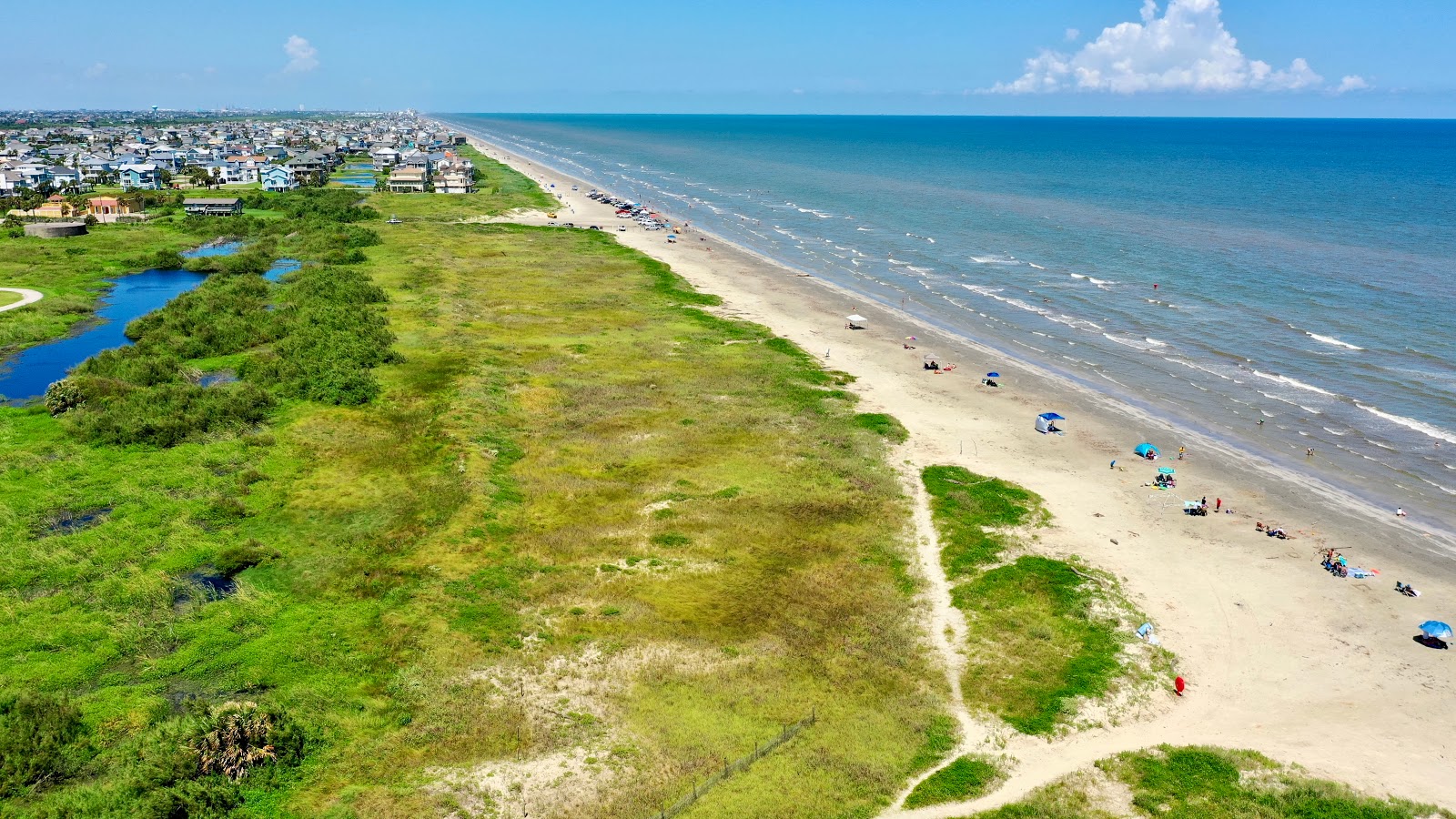 Galveston beach III的照片 带有蓝色纯水表面