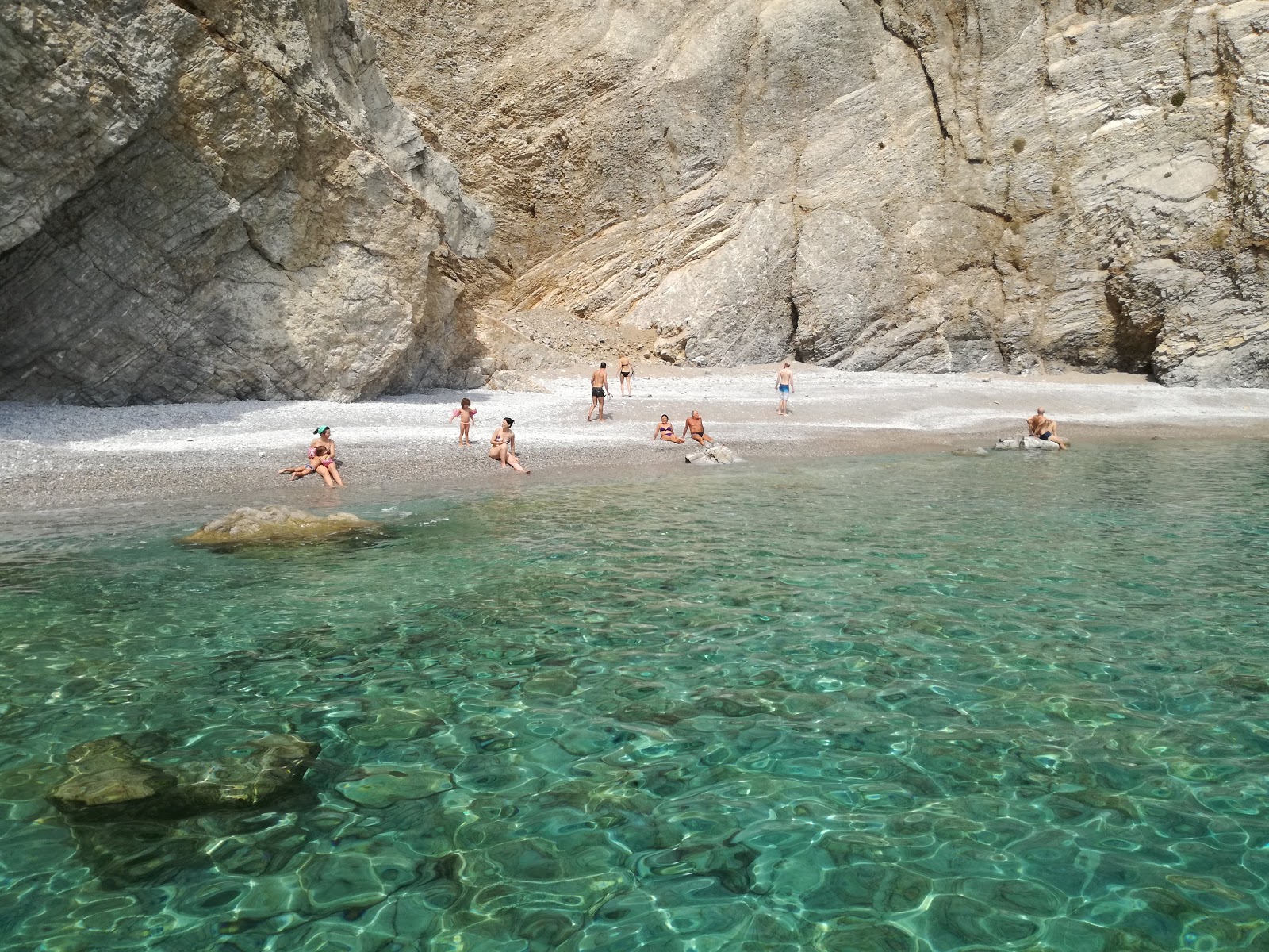 Foto de Maereia Beach con pequeños guijarros grises superficie