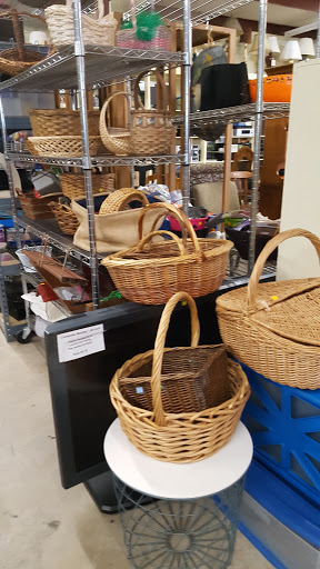 Used Clothing Store «T.E.A.M. Resale Shop», reviews and photos, 300 W Main St, Tomball, TX 77375, USA